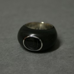 Anillo ébano, coral negro y plata de ley