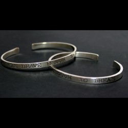 Esclaves “Be brave enough to dream” en plata de llei