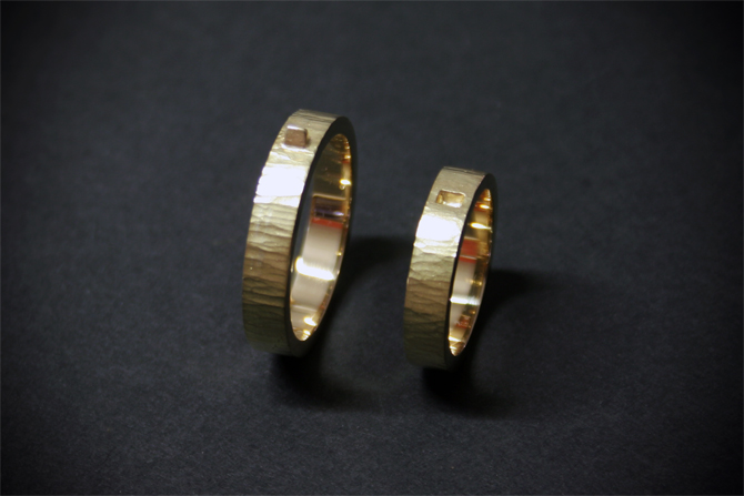 Personalized wedding rings in 18K yellow gold