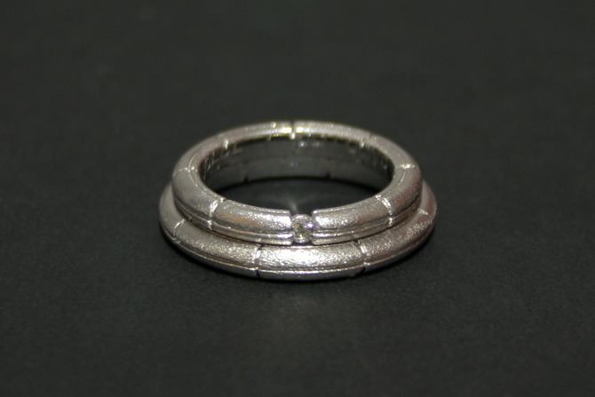 Personalized wedding rings in white gold with brilliant