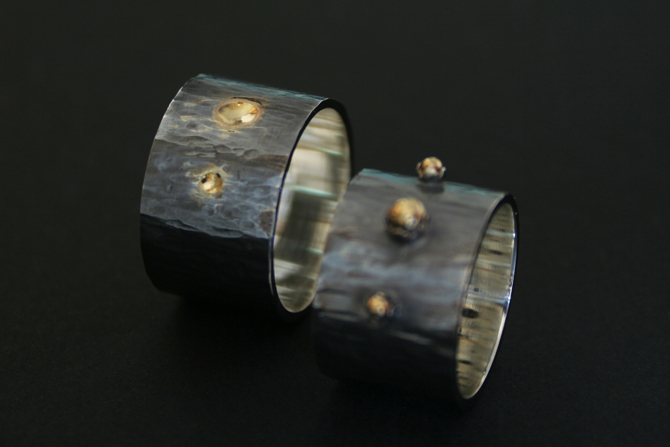 silver and gold wedding rings