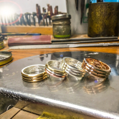 Anells Atlant artesanals de La Fàbrica de Tresors de MeriTomasa. D'esquerra a dreta: Atlant or i plata, Atlant tres metalls, Atlant plata i Atlante coure