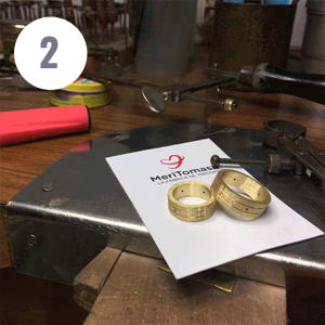 Segundo paso de la fabricación artesanal del anillo Atlante en oro