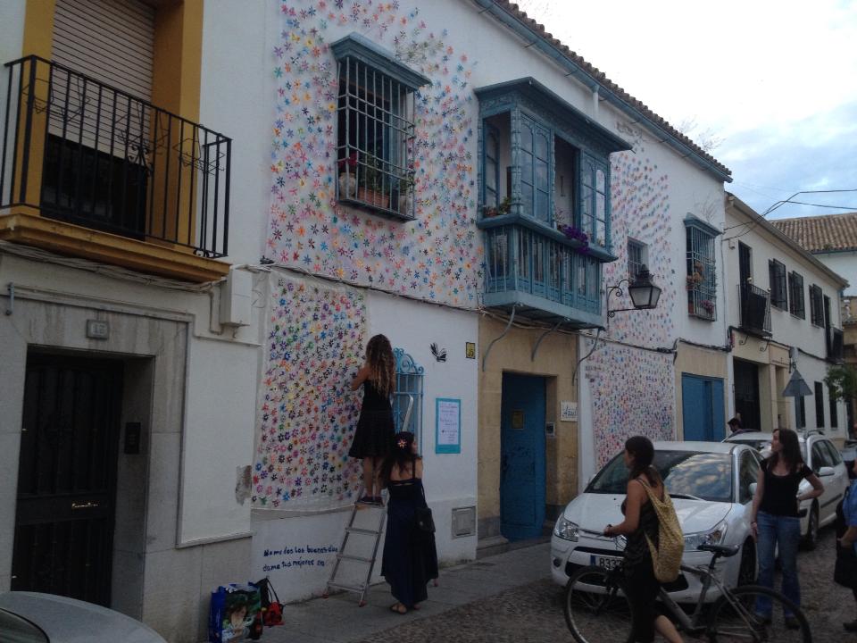 La Casa Azul recubierta con las flores de Rocío