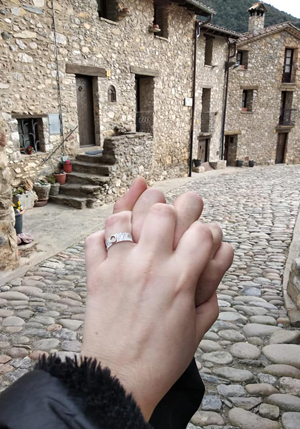 Anillo personalizado en oro blanco y oro rosa, con O mayúscula